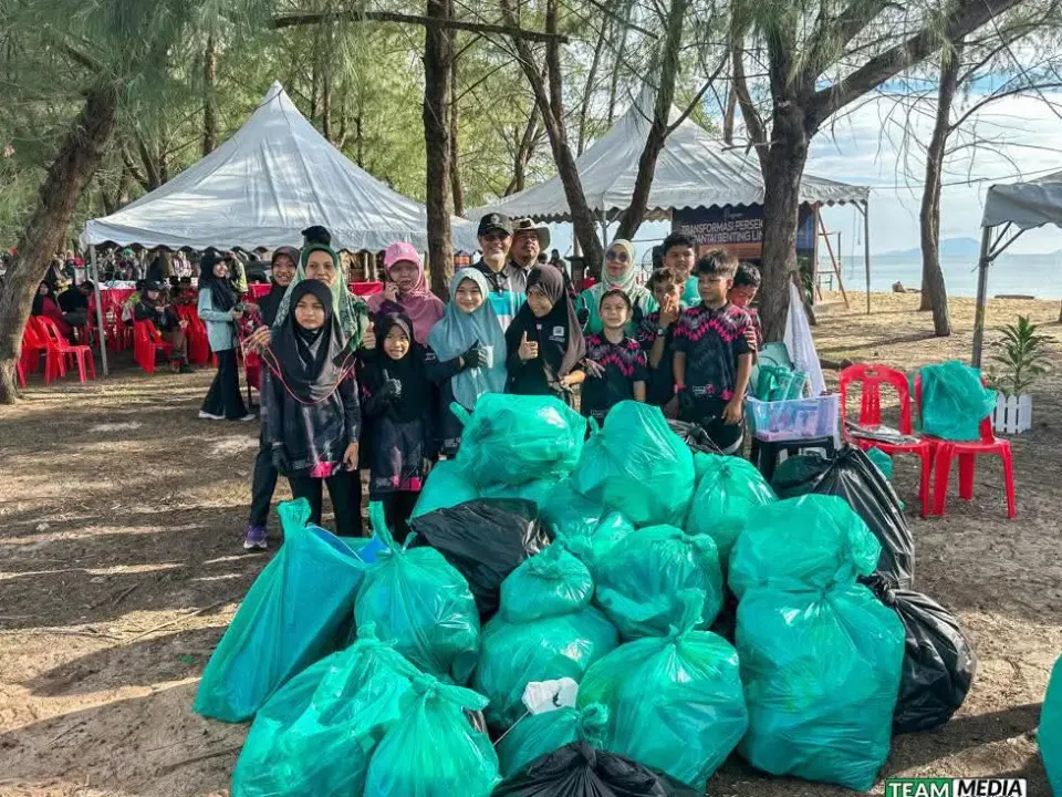 Lebih 370 Sukarelawan Bersihkan Sisa Marin di Pantai Beting Lintang