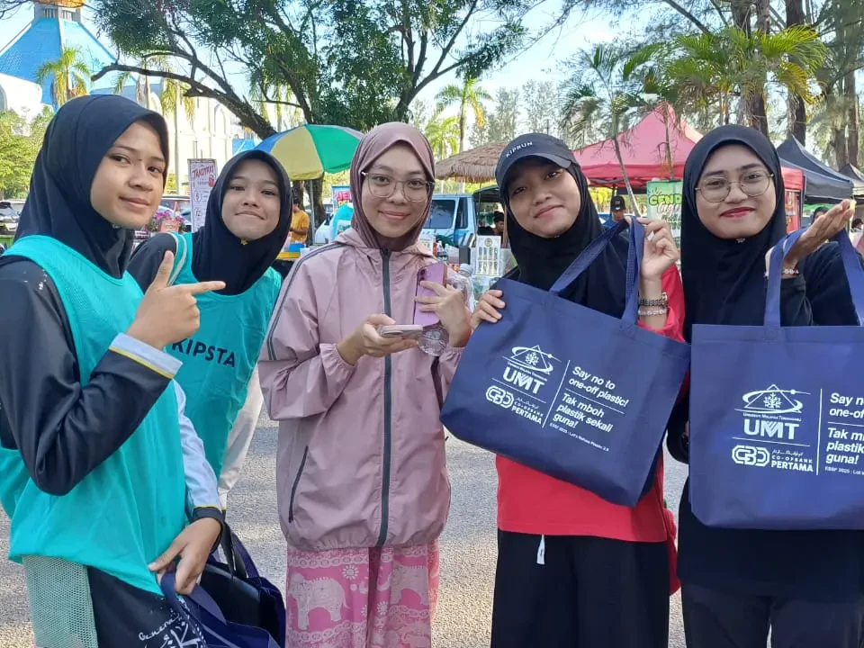 UMT Sebar Kempen Perangi Plastik Sekali Guna