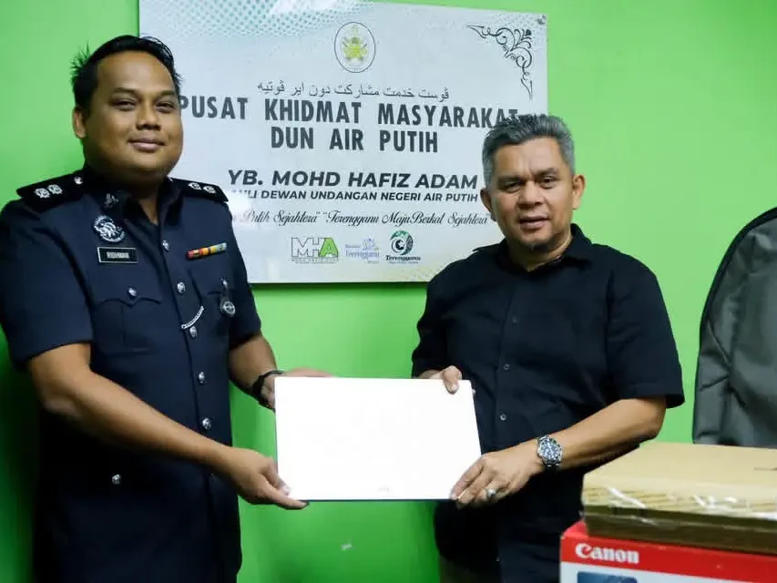ADUN Air Putih Sumbang Aset ICT Kepada Balai Polis Chukai
