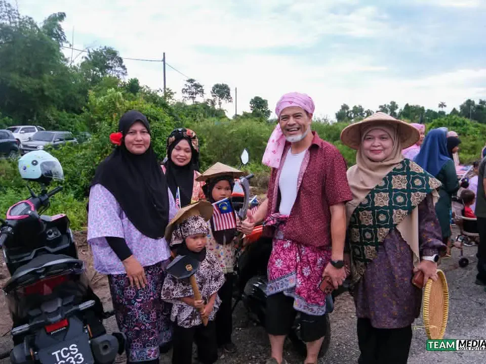Cangkul, Sabit Jadi Prop, Anak-anak Hayati Nostalgia Sawah
