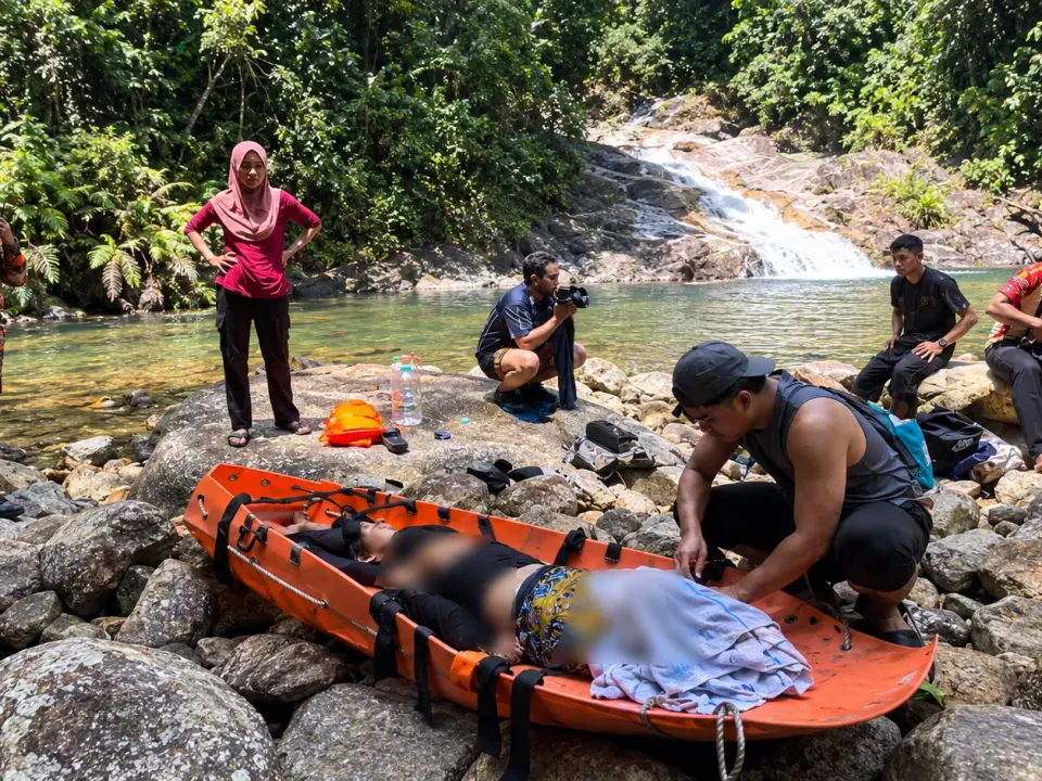 Penolong Pegawai Perubatan Lemas di Air Terjun Chemerong