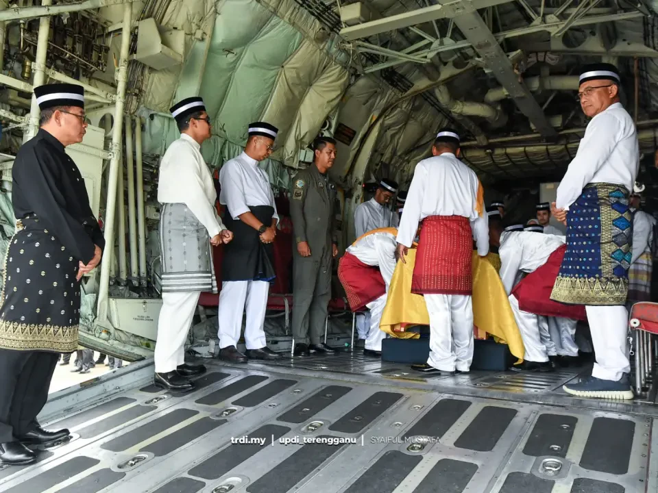 Jenazah Almarhum Tengku Baderul Zaman Tiba di Lapangan Terbang Sultan Mahmud